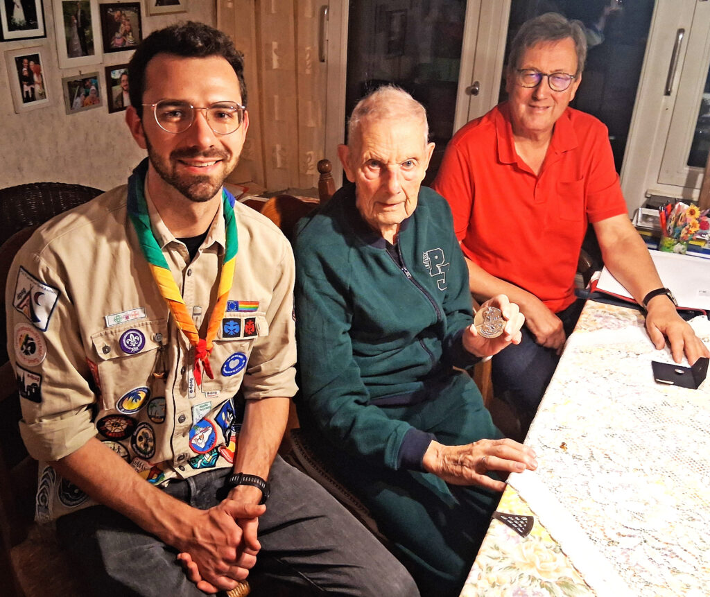 Toni Mallmann hat die Georgsmedaille vom Vorsitzenden der DPSG DV Aachen, Matthi Koß überreicht bekommen, sein Sohn ist ebenfalls abgebildet