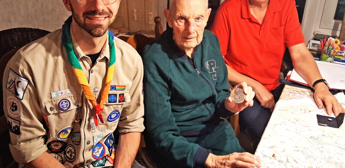 Toni Mallmann hat die Georgsmedaille vom Vorsitzenden der DPSG DV Aachen, Matthi Koß überreicht bekommen, sein Sohn ist ebenfalls abgebildet