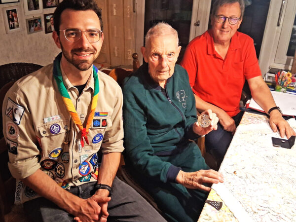 Toni Mallmann hat die Georgsmedaille vom Vorsitzenden der DPSG DV Aachen, Matthi Koß überreicht bekommen, sein Sohn ist ebenfalls abgebildet