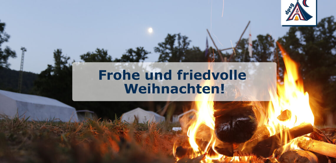 Ein Lagerfeuer lodert hell bei einem Zeltlager. Es ist dunkel. Darauf steht der Text: Frohe und friedvolle Weihnachten. Oben rechts in der Ecke sieht man das Logo der DPSG Aachen.