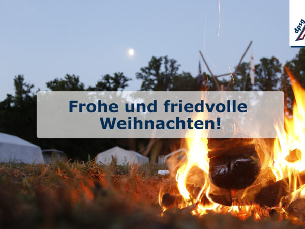 Ein Lagerfeuer lodert hell bei einem Zeltlager. Es ist dunkel. Darauf steht der Text: Frohe und friedvolle Weihnachten. Oben rechts in der Ecke sieht man das Logo der DPSG Aachen.