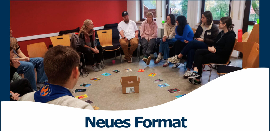 Pfadfinderinnen im Stuhlkreis beraten über das Thema verhaltensauffällige Kinder und Jugendliche