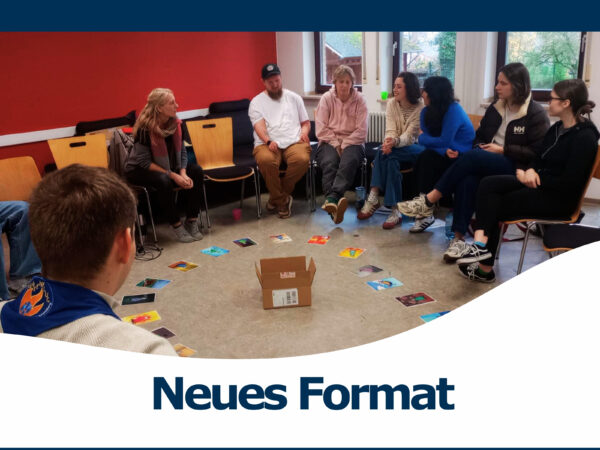 Pfadfinderinnen im Stuhlkreis beraten über das Thema verhaltensauffällige Kinder und Jugendliche